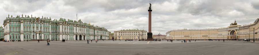 Panorama des Schlossplatzes mit Winterpalast und Alexandersäule
