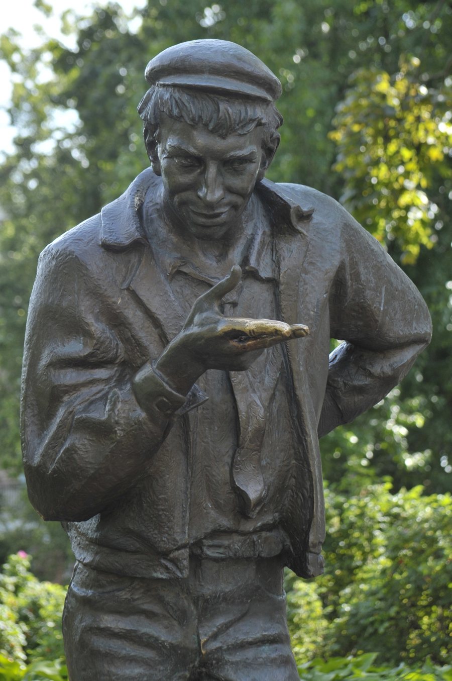 Bronzefigur eines Mannes mit Schirmmütze und ausgestreckter Hand im Michailowskij-Park in Minsk