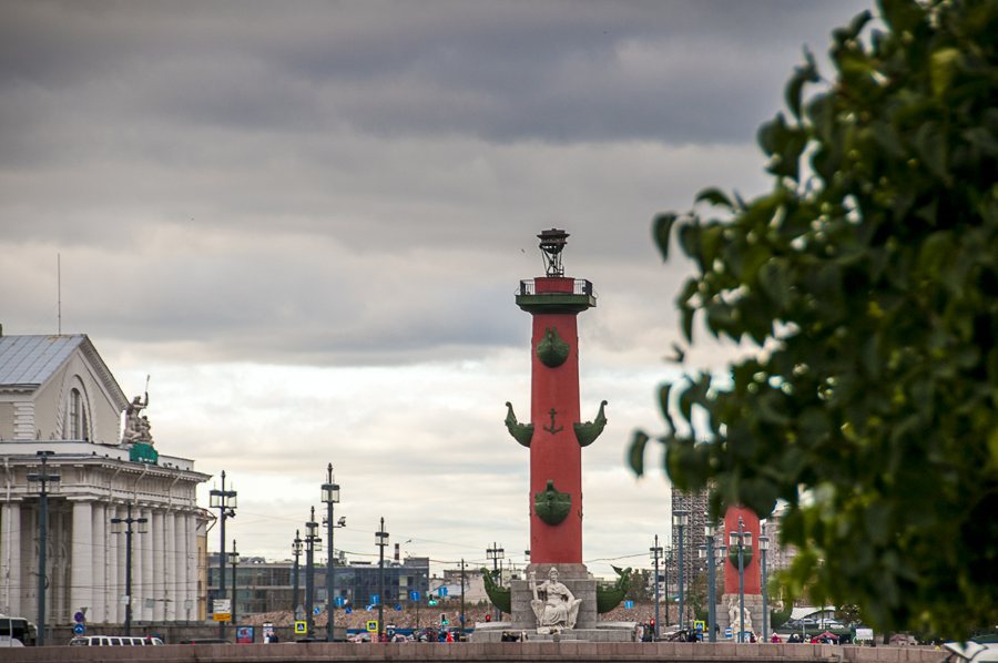 Rostral-Säulen am Ufer in Sankt Petersburg
