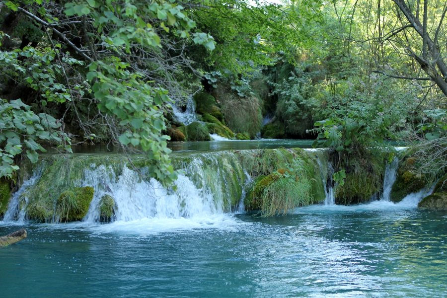 Wasserfall im Wald des Nationalparks Plitvicer Seen
