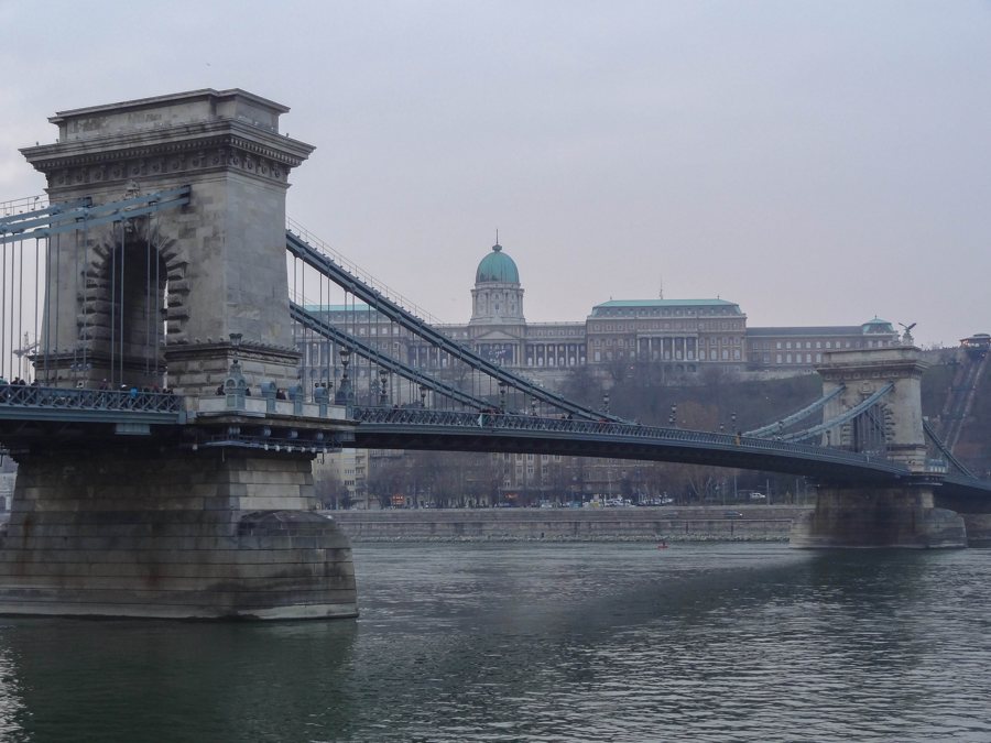 Kettenbrücke und Burgpalast über der Donau in Budapest