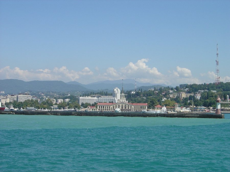 Uferpromenade in Sotschi am Schwarzen Meer mit Stadt und Bergen