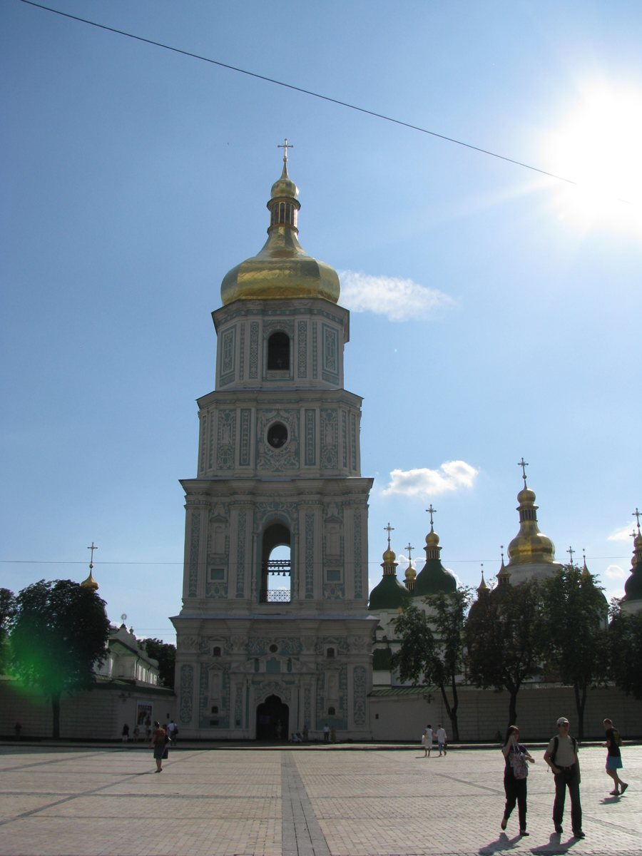 Glockenturm und Kirchenkuppeln in Kyjiw