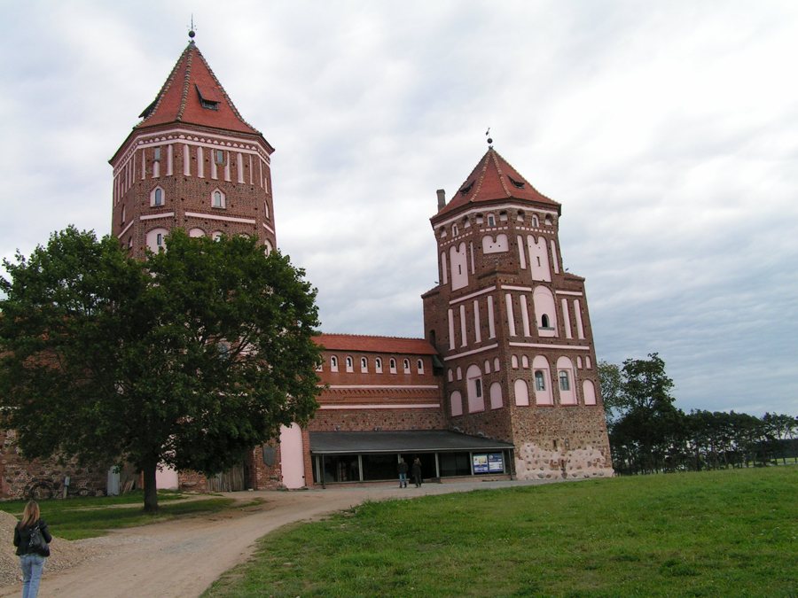 Schloss Mir in Belarus mit Backsteintürmen und roten Ziegeldächern