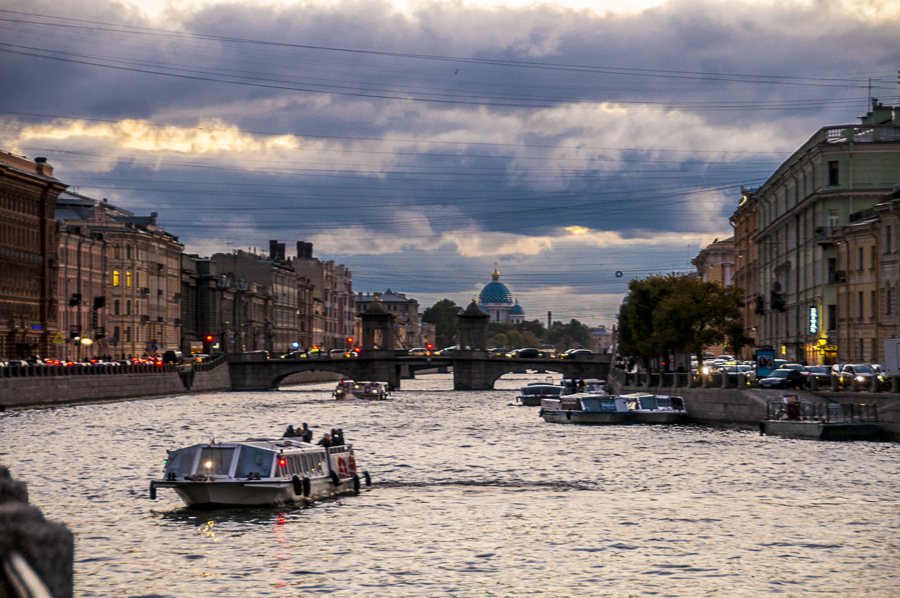 Boote auf dem Fluss zwischen den Uferhäusern von Sankt Petersburg