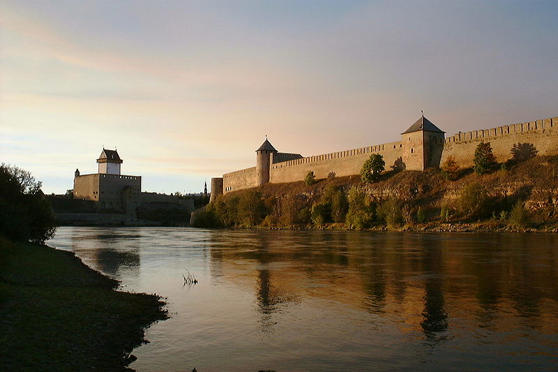 Narwa mit Hermannsfeste und Festung Iwangorod