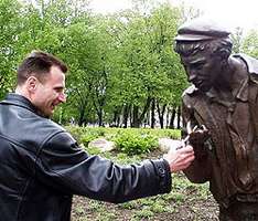 Michailowskij Park, der schlaue Herr mit der Schirmmütze