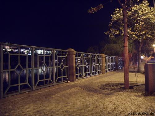 Uferpromenade an der Moldau in Prag bei Nacht.