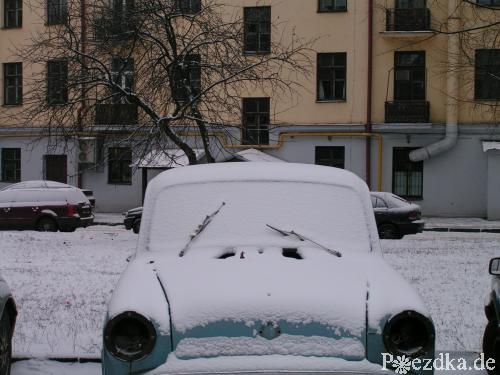 Altes Auto im Schnee