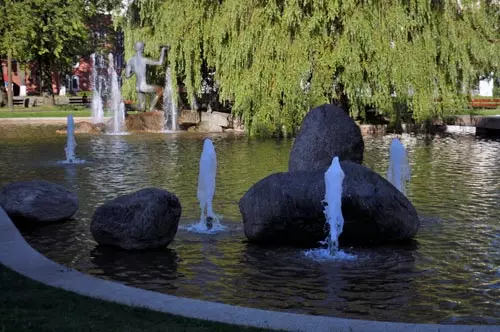 Grünes Minsk mit Parks und Wasser