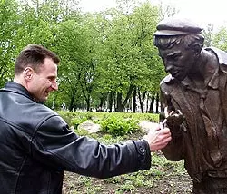 Michailowskij Park, der schlaue Herr mit der Schirmmütze